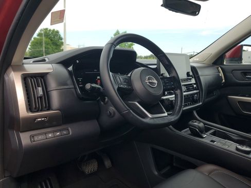 Used 2023 Nissan Pathfinder Platinum w/ Cargo Package AWD/4WD image 17