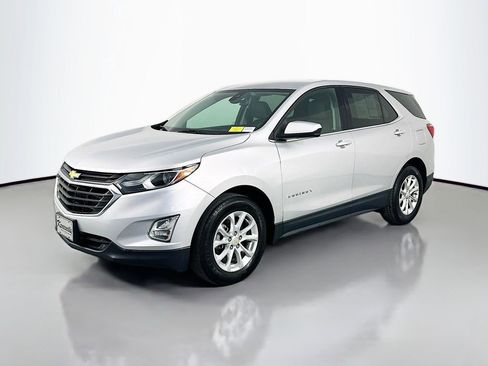 Used 2020 Chevrolet Equinox LT w/ Driver Convenience Package image 3