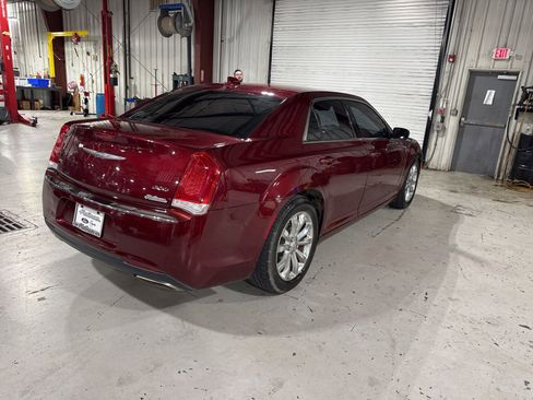 Used 2017 Chrysler 300 Limited image 5