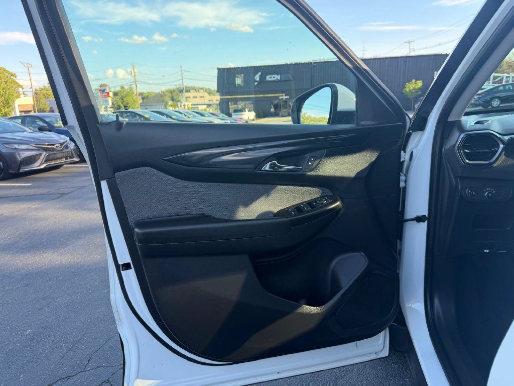 Used 2025 Chevrolet TrailBlazer LT AWD/4WD image 23