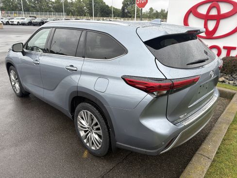 Used 2023 Toyota Highlander Platinum AWD/4WD image 6
