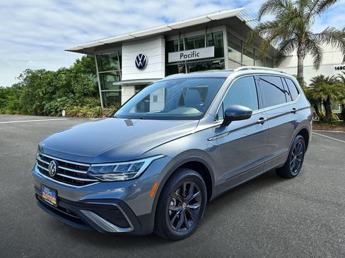 Used 2024 Volkswagen Tiguan SE FWD image 1