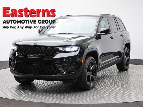 Used 2024 Jeep Grand Cherokee Laredo AWD/4WD image 1
