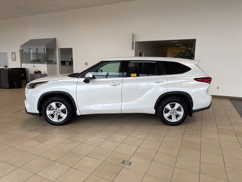 Used 2022 Toyota Highlander LE image 2