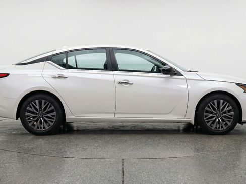 Used 2025 Nissan Altima 2.5 SV image 11
