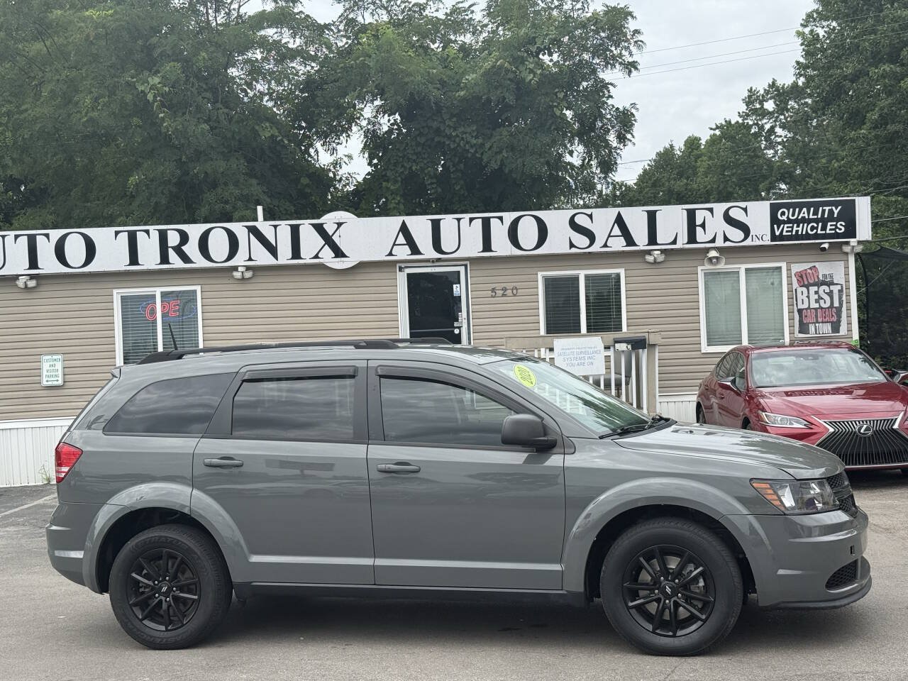 Used 2020 Dodge Journey SE w/ Blacktop Package FWD image 1