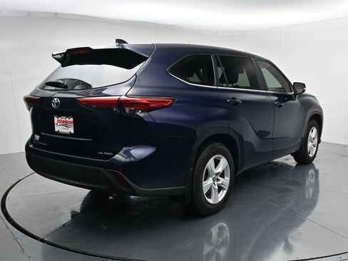 Used 2023 Toyota Highlander LE AWD/4WD image 7