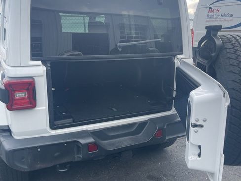 Used 2018 Jeep Wrangler Unlimited Sahara image 13