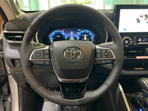 Certified 2025 Toyota Highlander Limited image 20