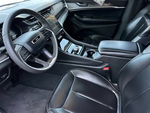 Used 2024 Jeep Grand Cherokee L Limited w/ Black Appearance Package AWD/4WD image 9