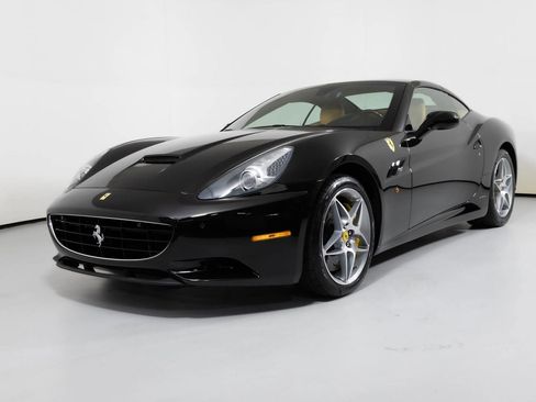 Used 2011 Ferrari California image 12