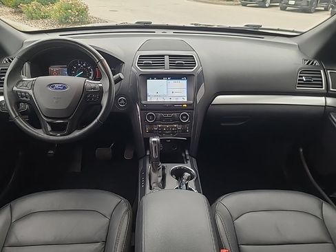 Used 2017 Ford Explorer XLT w/ Equipment Group 202A AWD/4WD image 14