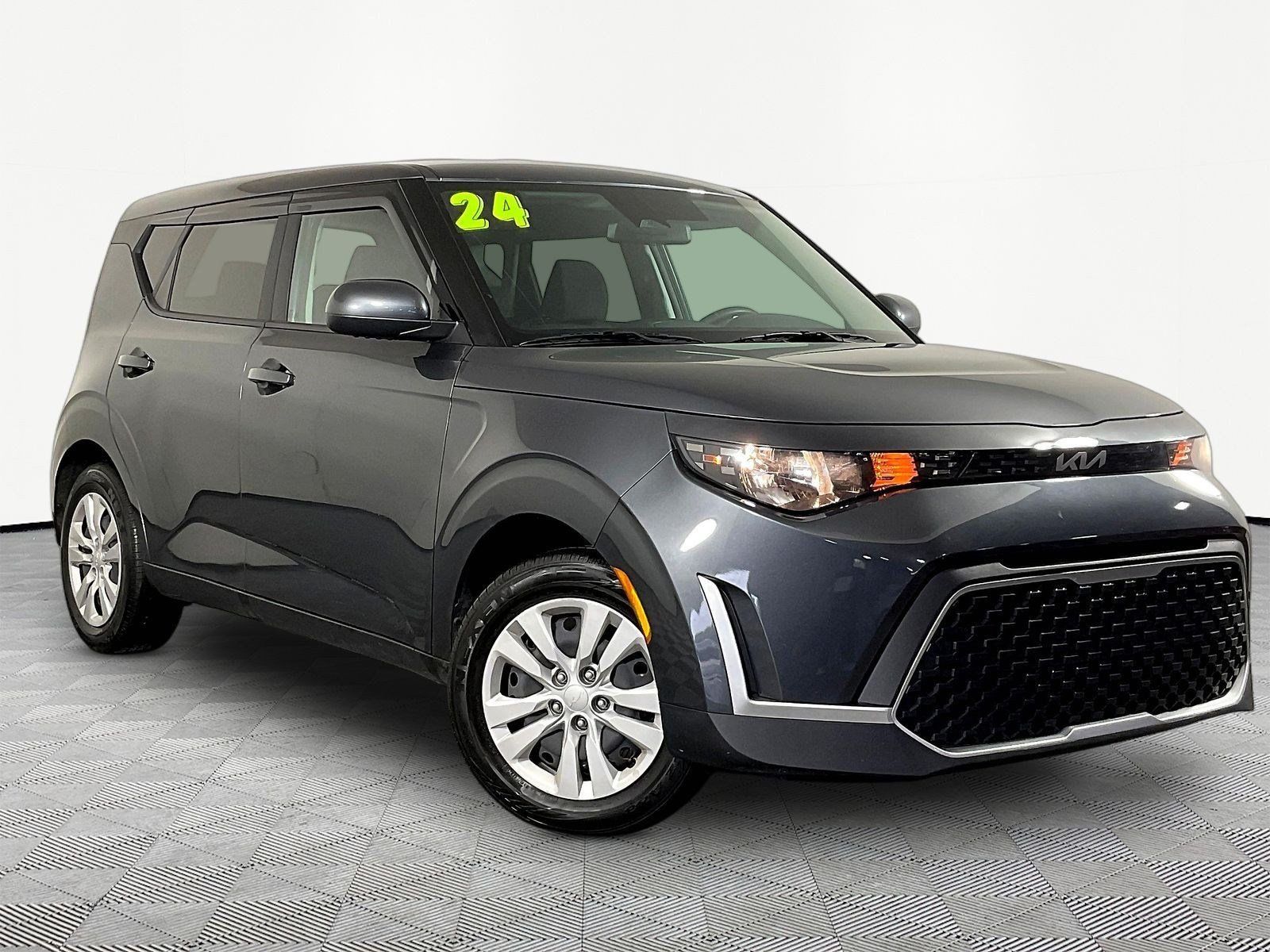 Used 2024 Kia Soul LX FWD image 3