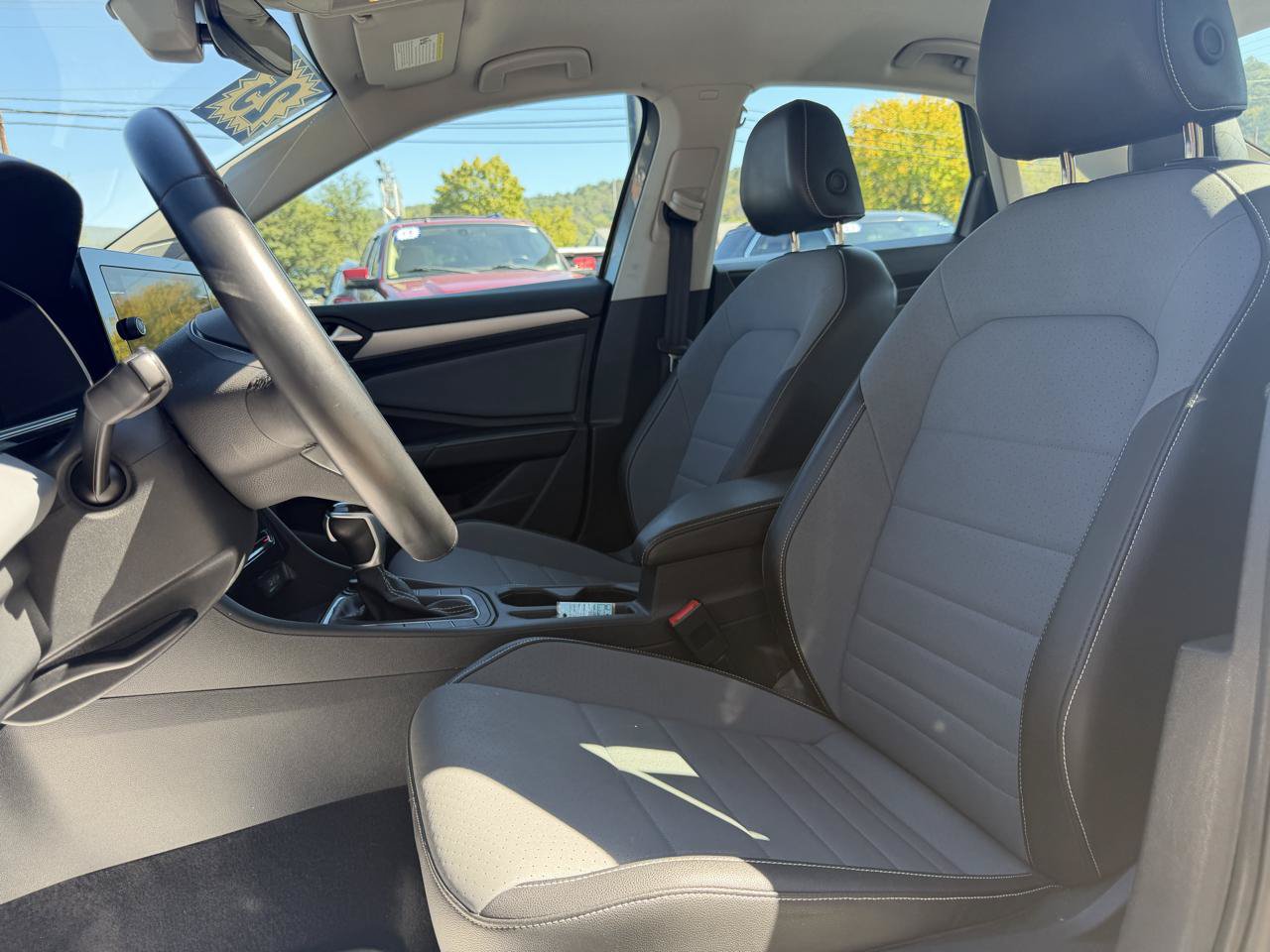 Used 2025 Volkswagen Jetta SE FWD image 10