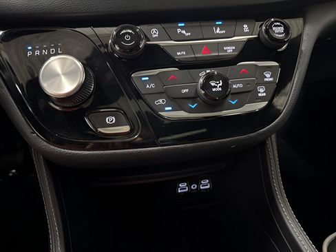 Used 2025 Chrysler Pacifica Limited FWD image 26