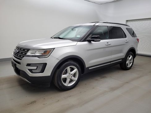 Used 2016 Ford Explorer XLT w/ Equipment Group 202A image 2