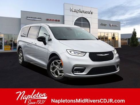 Used 2024 Chrysler Pacifica Limited image 1