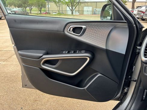 Used 2025 Kia Soul LX w/ LX Technology Package FWD image 18