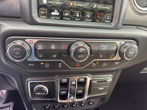 Used 2019 Jeep Wrangler Unlimited Sahara image 18