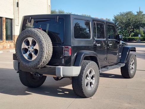 Used 2017 Jeep Wrangler Unlimited Sahara w/ Connectivity Group AWD/4WD image 3
