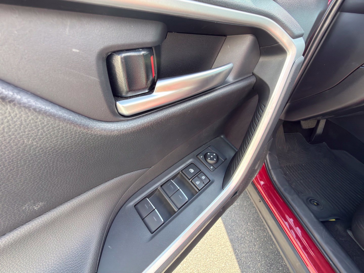 Used 2025 Toyota RAV4 XLE FWD image 21