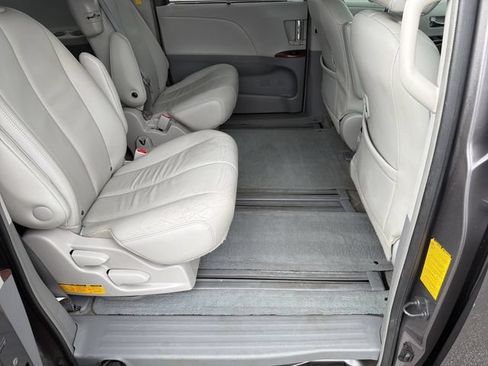 Used 2014 Toyota Sienna XLE FWD image 17