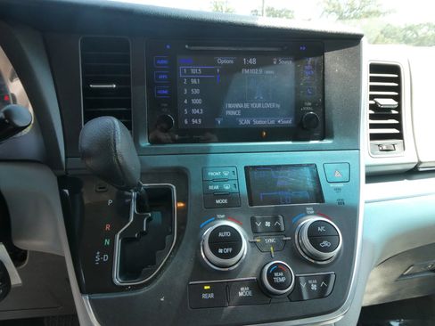 Used 2017 Toyota Sienna LE AWD/4WD image 20