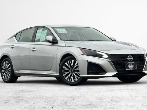 Used 2023 Nissan Altima 2.5 SV image 2