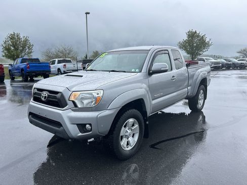 Used 2015 Toyota Tacoma 4x4 Access Cab V6 w/ TRD Sport Package image 3