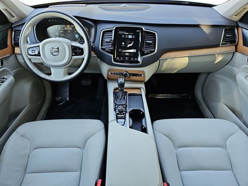 Used 2021 Volvo XC90 T6 Momentum image 9