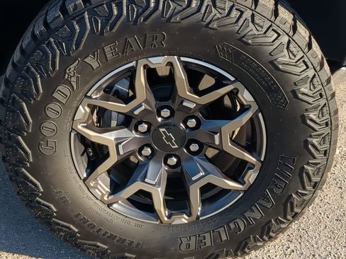 Used 2025 Chevrolet Colorado ZR2 w/ Technology Package image 11