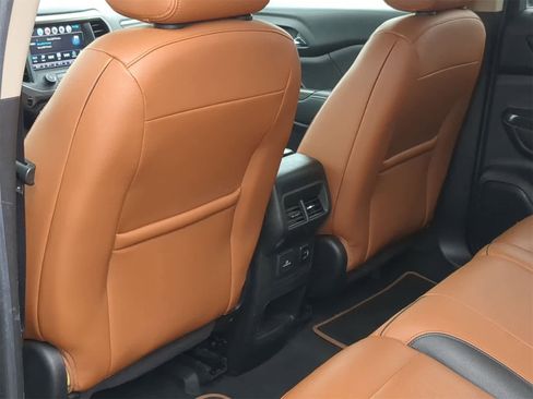 Used 2017 GMC Acadia SLT image 25