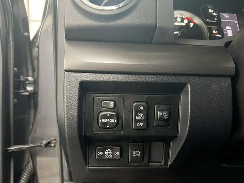 Used 2020 Toyota Tundra SR5 w/ SR5 Convenience Package AWD/4WD image 18