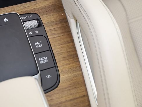 Used 2024 Mercedes-Benz GLS 580 4MATIC image 38