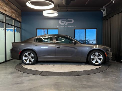 Used 2017 Dodge Charger SXT image 2