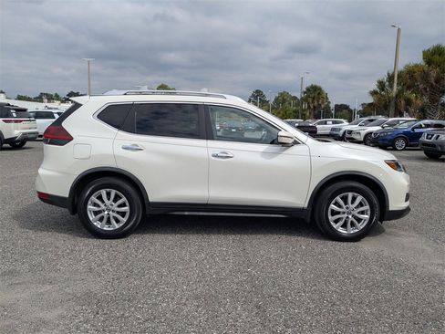 Used 2020 Nissan Rogue SV image 2
