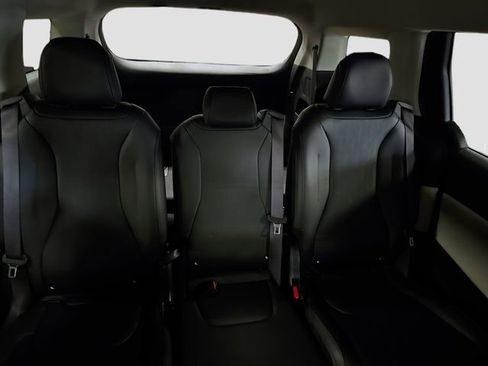 Used 2022 Kia Carnival LX FWD image 23