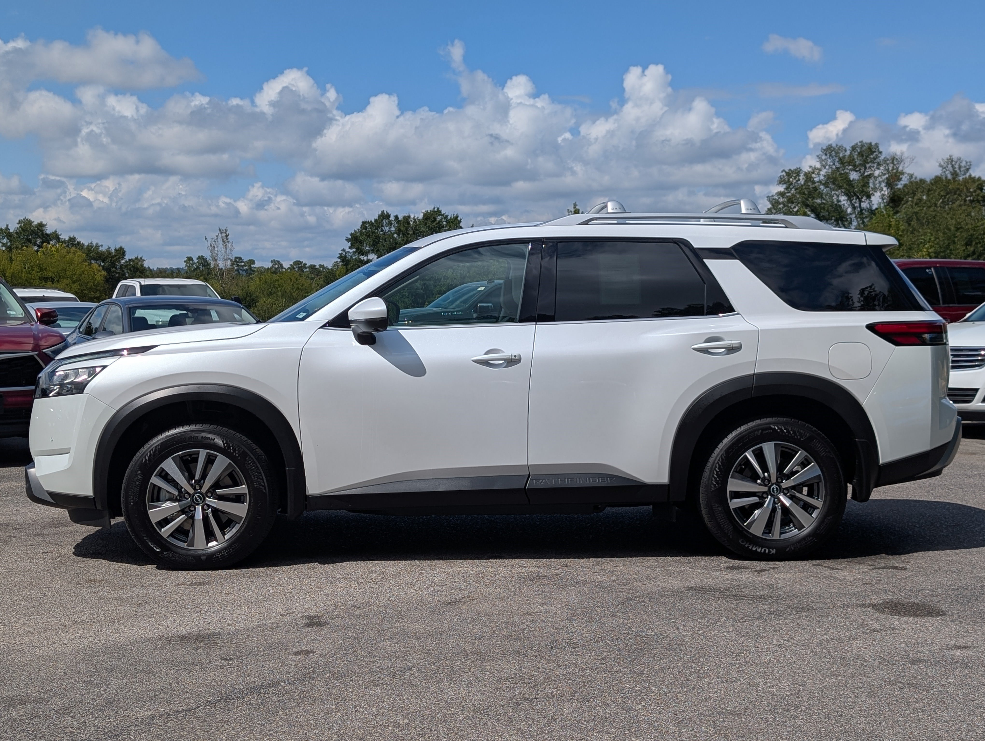 Used 2025 Nissan Pathfinder SL FWD image 6
