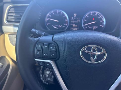 Used 2015 Toyota Highlander XLE image 18