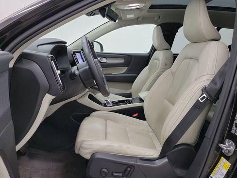 Used 2023 Volvo XC40 B5 Plus w/ Protection Package Premier image 18