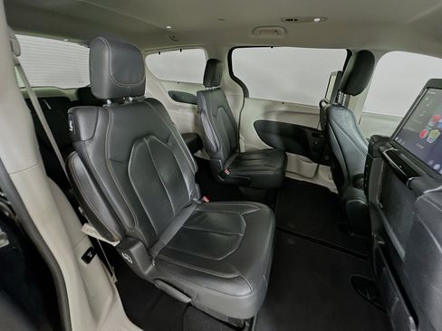 Used 2020 Chrysler Pacifica Touring-L Plus w/ Tire & Wheel Group image 36