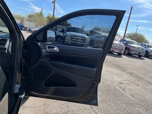 Used 2019 Jeep Grand Cherokee Altitude image 17