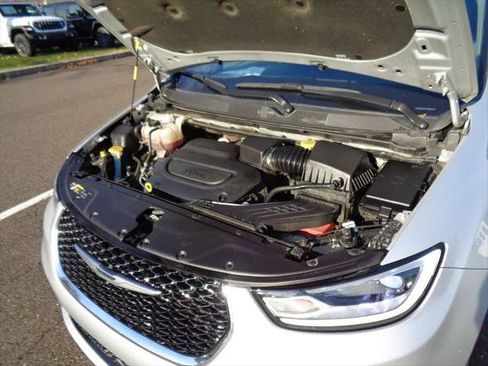 Certified 2024 Chrysler Pacifica Touring-L image 22