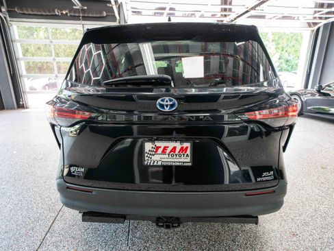 Used 2021 Toyota Sienna XLE FWD image 3
