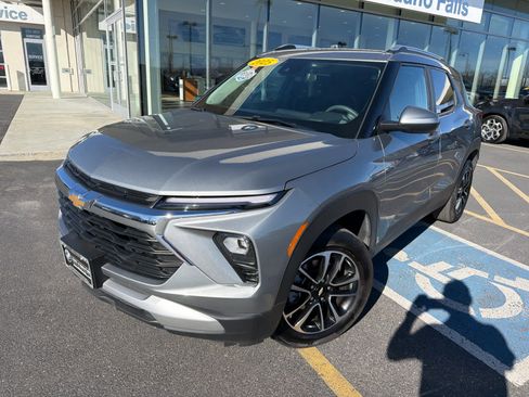 Used 2025 Chevrolet TrailBlazer LT image 3