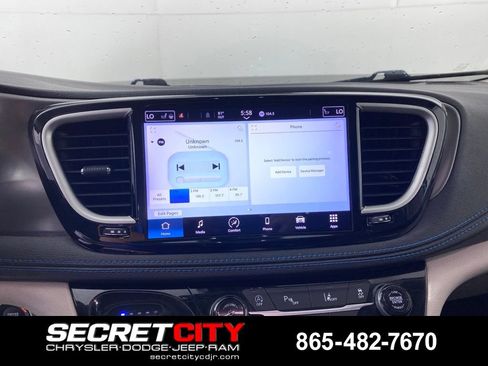 Used 2021 Chrysler Pacifica Touring-L FWD image 19