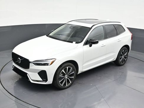 Used 2023 Volvo XC60 B5 Plus image 14