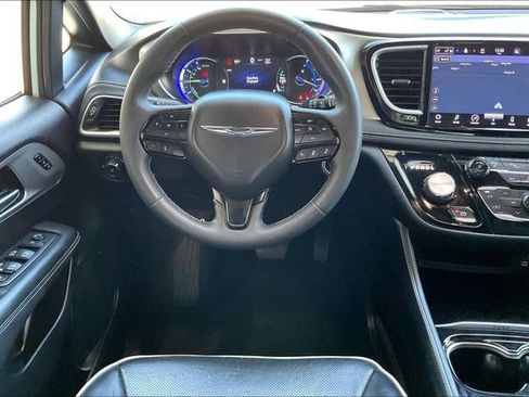 Used 2023 Chrysler Pacifica Limited w/ Uconnect Theater Family Group FWD image 4