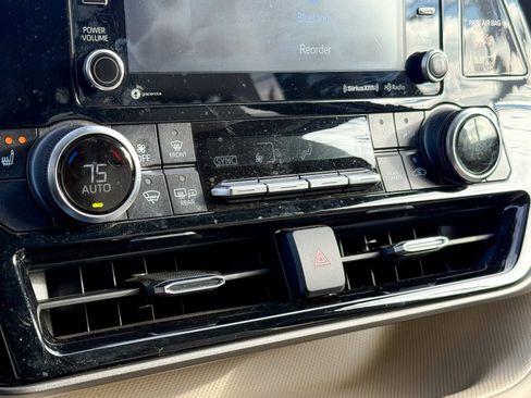 Used 2022 Toyota Highlander XLE image 18