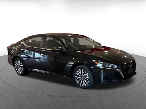 Used 2025 Nissan Altima 2.5 SV FWD image 4
